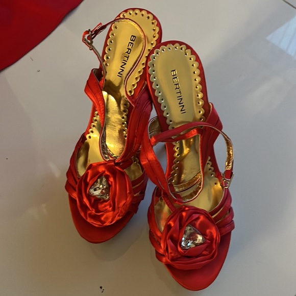 Red sirena dress - Picture 2 of 14